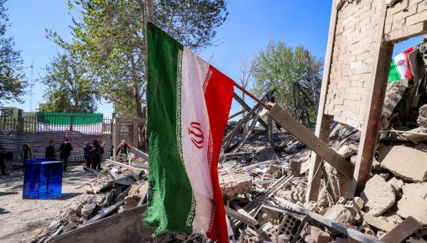 Una bandera nacional iraní ondea entre los escombros de un edificio derrumbado tras los ataques a la Universidad Tecnológica Sharif en Teherán
