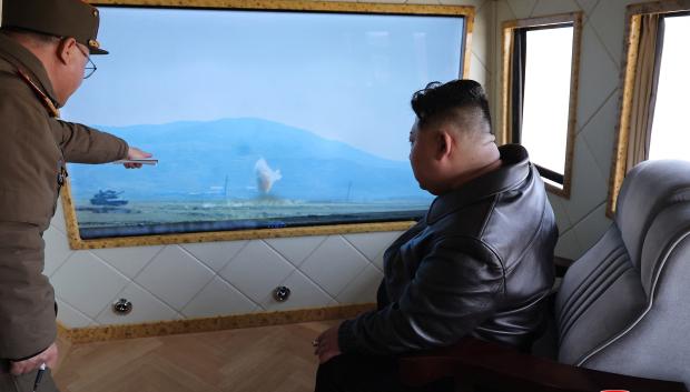 El dictador norcoreano Kim Jong-un supervisa maniobras militares