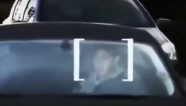 El futbolista mirando por el retrovisor del Audi R8