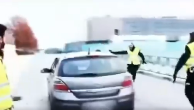 El Audi entra al recinto mientras la seguridad para al coche de la Policía