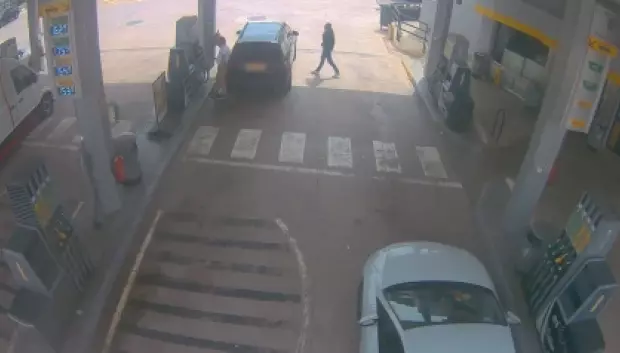 Aprovechan a desvalijar el coche cuando el conductor está pagando