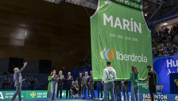 Imagen de la camiseta en honor a Carolina Marín que quedará colgada en el Palacio de los Deportes de Huelva