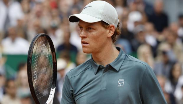 ROQUEBRUNE CAP MARTIN (France), 12/04/2026.- Jannik Sinner of Italy reacts against Carlos Alcaraz of Spain during the men's singles final at the ATP Monte-Carlo Masters tennis tournament in Roquebrune Cap Martin, France, 12 April 2026. (Tenis, Francia, Italia, España) EFE/EPA/SEBASTIEN NOGIER
