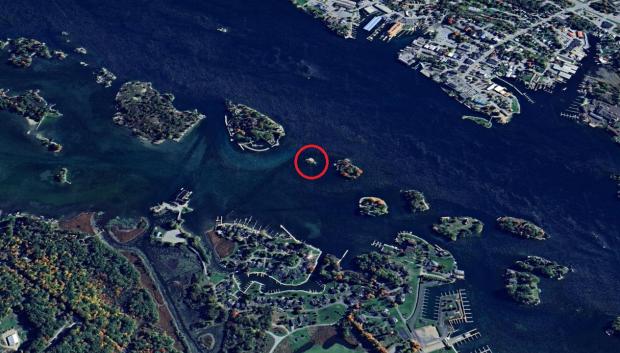 Just Room Enough Island forma parte del archipiélago de Las Mil Islas (Thousand Islands),