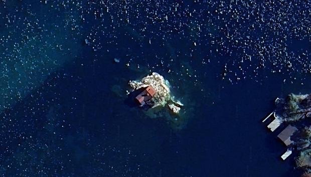 Vista aérea de la isla, con su casa, su árbol y su "playa"