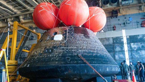 La cápsula Orión tras su amerizaje en el Pacífico