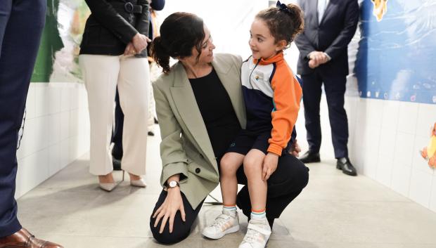 La presidenta de la Comunidad de Madrid, Isabel Díaz Ayuso, en su visita al colegio concertado Gredos San Diego de Valdebebas