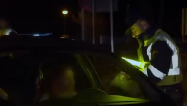 Un agente de la Guardia Civil de Tráfico en un control