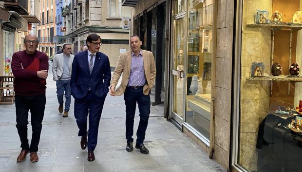 Salvador Illa pasea con Enric Pérez por Ripoll, en una imagen de archivo