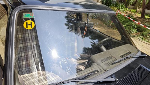 Así debe colocarse la pegatina de histórico