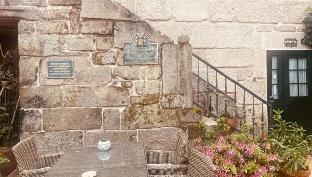 Placa en honor al Rey Don Juan Carlos en el hospedaje