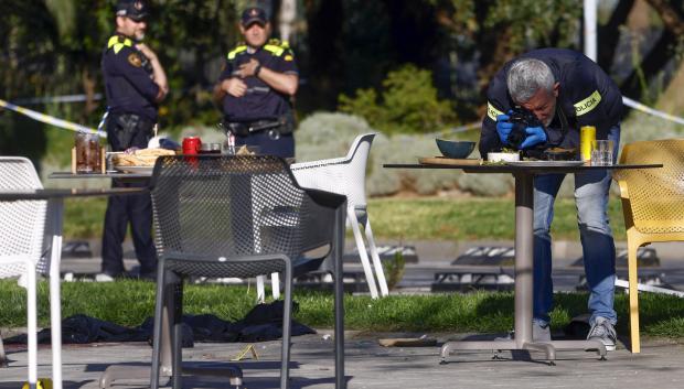 Los agentes inspeccionan la escena del tiroteo