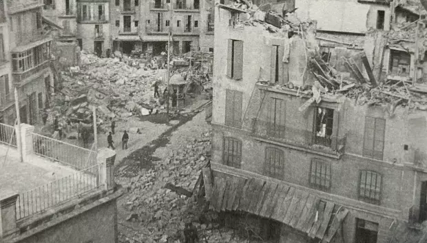 La Puerta de San Antonio, en Palma, tras el bombardeo del 24 de mayo de 1937