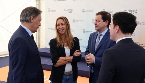 El alcalde de Salamanca, Carlos García Carbayo (i), junto a la deportista olímpica Gemma Mengual y el presidente de la Junta, Fernández Mañueco, en el Salamanca Tech Summit