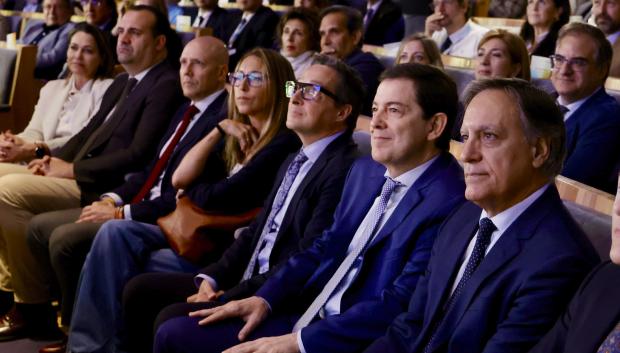 El alcalde de Salamanca (d), junto a Mañueco y el rector de la USAL en la inauguración del 'Salamanca Tech Summit 2026'