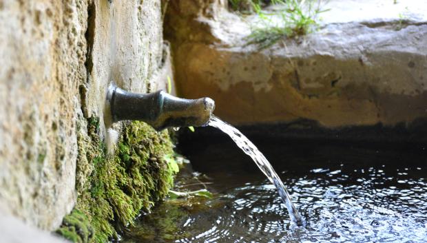 Fuente del antiguo lavadero en el pueblo de Armejún, provincia de Soria