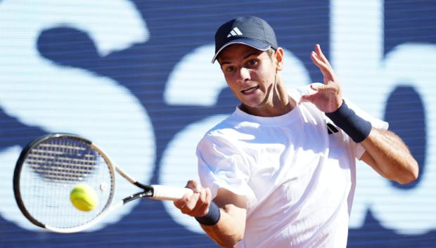 Rafa Jódar golpea una bola de derecha en el encuentro ante Ugo Carabelli