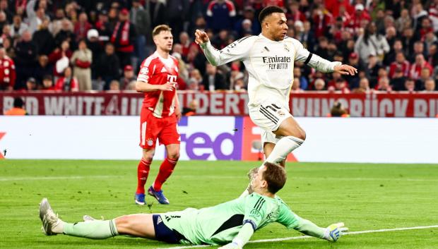 Mbappé define a placer para marcar el 2-3 antes del descanso