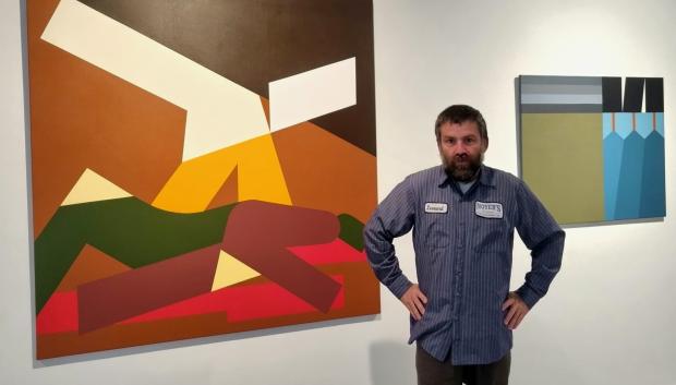 El artista Vítor Mejuto junto a su obra 'Los fusilamientos'