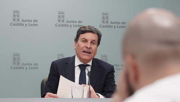 El portavoz y consejero en funciones de Economía y Hacienda, Carlos Fernández Carriedo, comparece en rueda de prensa posterior al Consejo de Gobierno