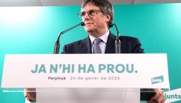 (Foto de ARCHIVO)
El presidente de Junts per Catalunya, Carles Puigdemont (C), ofrece declaraciones a los medios, a 24 de enero de 2026, en Perpiñán (Francia). Puigdemont ha convocado una cumbre extraordinaria con toda la cúpula del partido, diputados y algunos de sus alcaldes con motivo de los recientes incidentes en la red ferroviaria y las carreteras catalanas causados por el accidente de un tren de Rodalies en el municipio barcelonés de Gelida del pasado martes.

Glòria Sánchez / Europa Press
24/1/2026