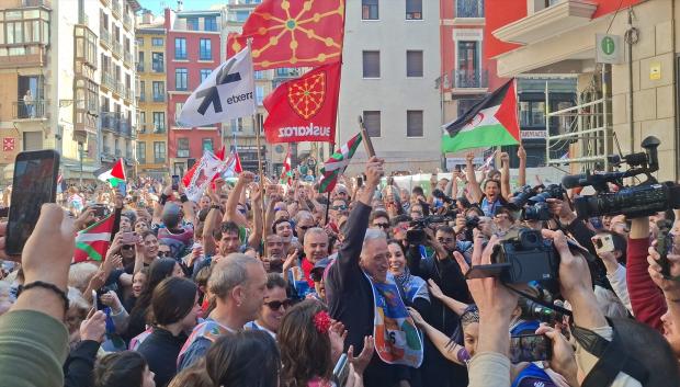 (Foto de ARCHIVO)
El alcalde de Pamplona, Joseba Asiron, recibe el relevo de la Korrika 2026 en la plaza Consistorial.

EUROPA PRESS
22/3/2026