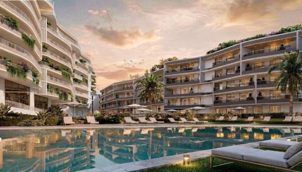 Interior de zonas ajardinadas y piscina