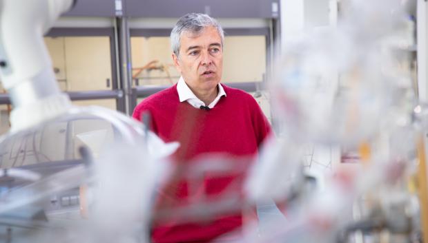 El profesor Javier Pérez Castells, en un momento de la entrevista