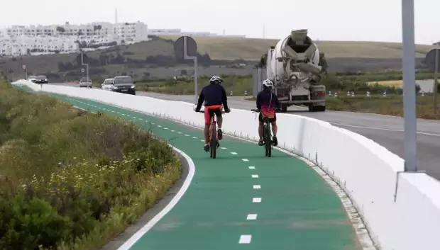 Los carriles bici son necesarios, pero arreglar las carreteras también