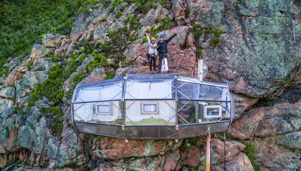 Llegar hasta la suite cápsula y entrar por su techo es parte de la aventura