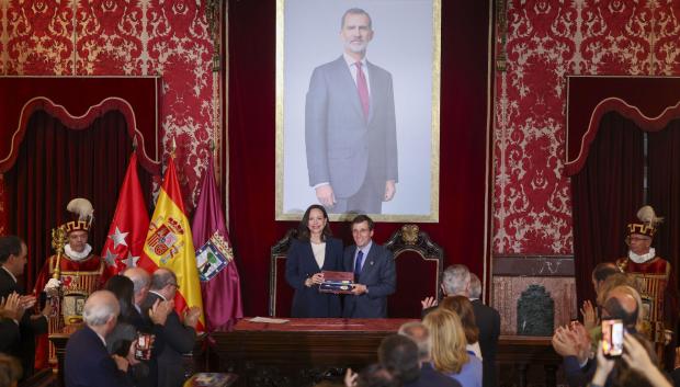 El alcalde de Madrid, José Luis Martínez-Almeida, y la nobel de la paz y opositora venezolana María Corina Machado, durante el acto de entrega de la Llave de Oro de la Ciudad, este viernes en la madrileña Casa de la Villa