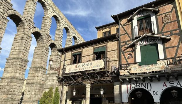 Fachada del Mesón Cándido, ampliada al adquirir el edificio colindante