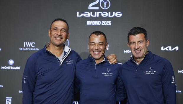 Los exfutbolistas Ruud Gullit (i), Cafú (c) y Luis Figo (d) posan durante la rueda de prensa previa a los Premios Laureus