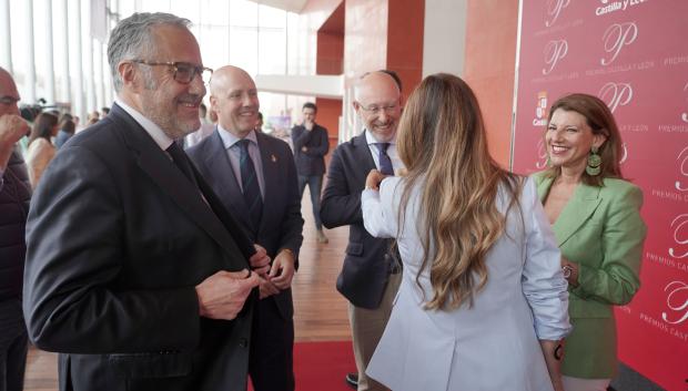 El portavoz parlamentario de Vox, Carlos Pollán, atiende a los medios de comunicación durante la entrega de los Premios Castilla y León