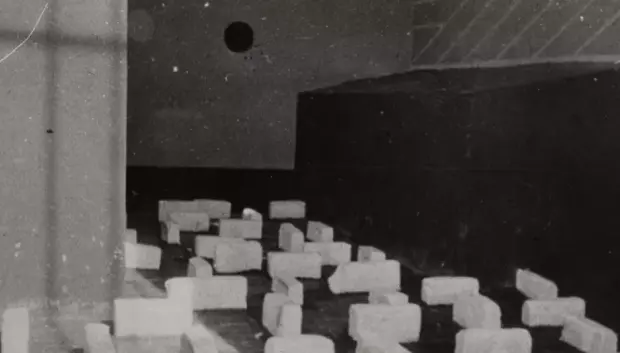 Cámara de tortura en Barcelona, con ladrillos en el suelo y pinturas en la pared