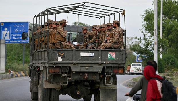 Personal militar patrulla una calle cercana al Hotel Serena, sede de la primera ronda de negociaciones entre Estados Unidos e Irán