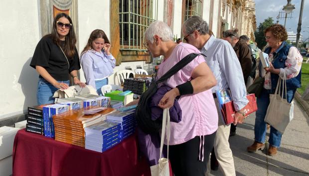 Reparto de libros en la puerta de la Diputación Provincial de Córdoba
