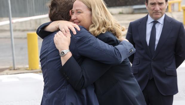 La alcaldesa de Burgos,  Cristina Ayala junto al alcalde de Madrid, José Luis Martínez Almeida en el acto de entrega de los 40 autobuses cedidos a la ciudad de Burgos