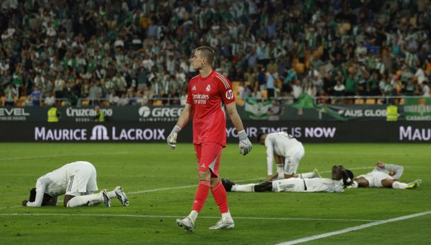 Los jugadores del Real Madrid tras encajar el gol del empate