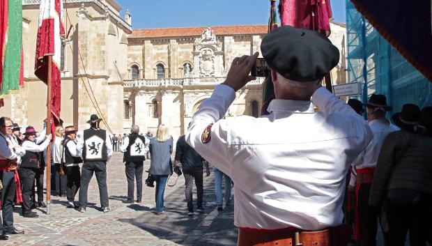 La corporación municipal de León participa en la celebración de Las Cabezadas
