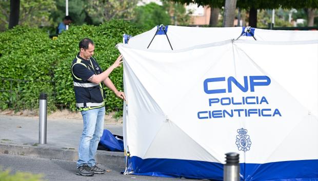 Cordón y operativo de la policía en Puente de Vallecas tras el fallecimiento del menos apuñalado