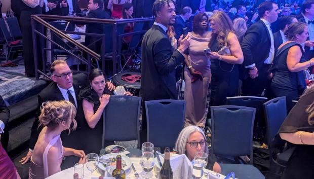 Imagen de algunos de los invitados a esa cena de corresponsales donde un hombre fuertemente armado intentó disparar contra Donald Trump