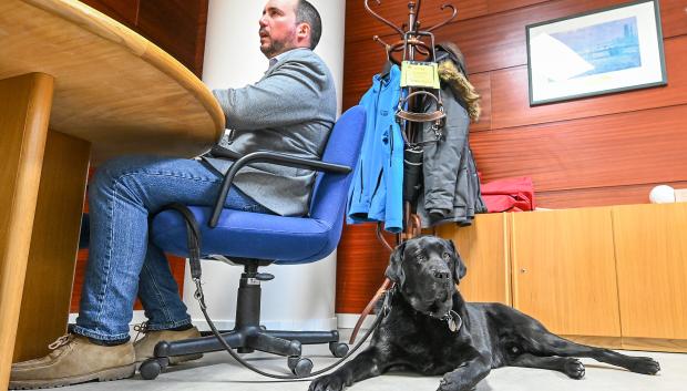 Rubén Martínez, director de la ONCE en Burgos, junto a su perro, Korky