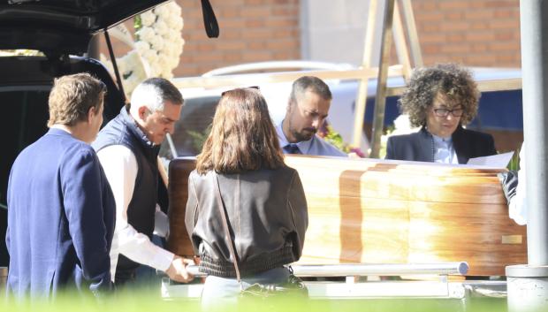 Aitana Sánchez Gijón  en el entierro de su madre este lunes