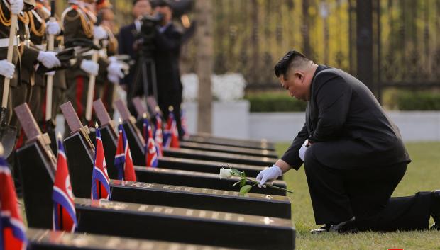 Kim Jong-un pone una flor en la tumba de una soldado norcoreano muerto en Ucrania