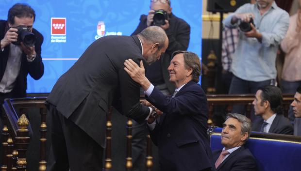 Curro Vázquez (2d) es felicitado por el presidente del Senado, Pedro Rollán