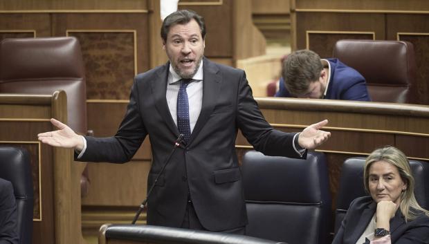 El ministro de Transportes, Óscar Puente, durante una sesión plenaria en el Congreso