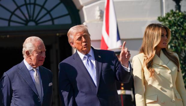 WASHINGTON (United States), 27/04/2026.- Britain's King Charles III (L) is greeted by US President Donald Trump (C) and First Lady Melania Trump (R) at the White House in Washington, DC, USA, 27 April 2026. King Charles III and Queen Camilla are on a four-day state visit to the US that also esi:includes engagements in New York and Virginia. (Reino Unido, Estados Unidos, Nueva York) EFE/EPA/ALLISON ROBBERT/ POOL