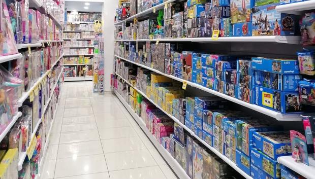 Uno de los pasillos de Juguetes Carrión, que apenas puede vacairse por falta de ventas