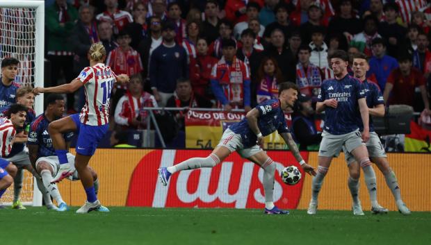 Ben White (3-d) comete penalti durante el partido de ida de las semifinales de la Liga de Campeones